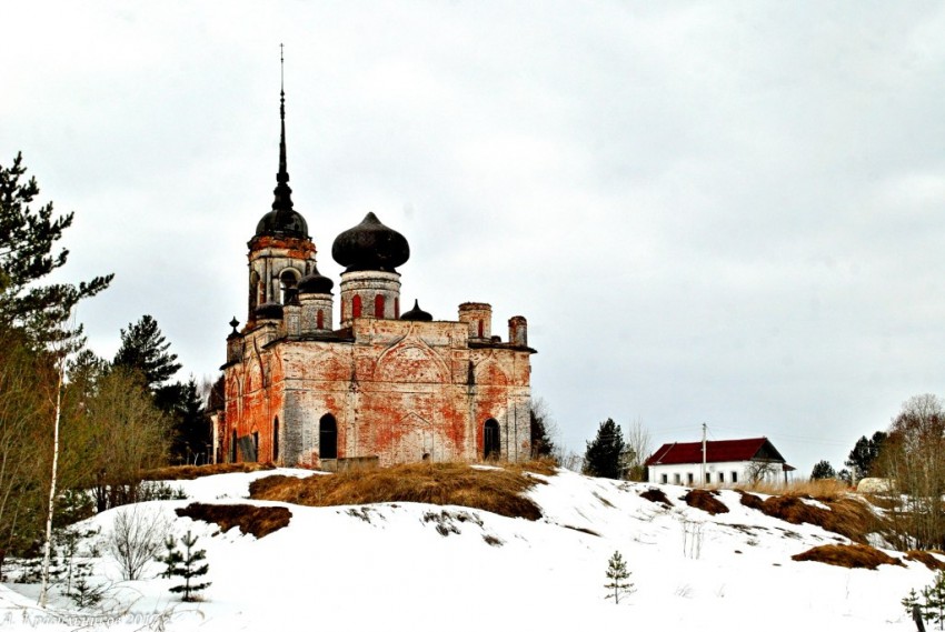 Церковь Троицы Живоначальной, Ивановская (Усть-Кубинский район, Вологодская область). фасады, В деревне Федоровская находится еще сохранившийся до наших дней уникальный памятник каменного зодчества. Это очень обширная Троицкая Уфтюгская церковь. Состоит она из двух храмов. Главный был построен и освящен в 1848 году во имя Живоначальной Троицы. Ризница церкви была не особо богата.