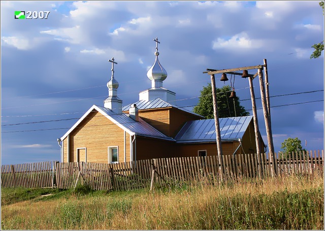 Церковь Смоленской иконы Божией Матери, Ильино (Клепиковский район, Рязанская область). общий вид в ландшафте, Вид с северо-запада церкви и временной звонницы на деревянных столбах