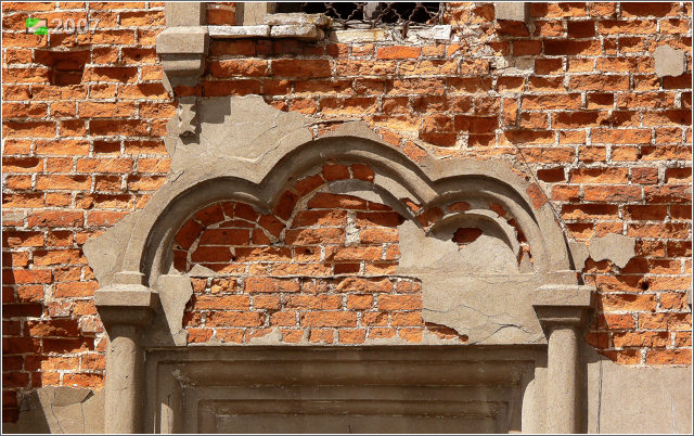 Елатьма. Церковь Троицы Живоначальной. архитектурные детали, Фрагмент окна южного фасада основного объёма