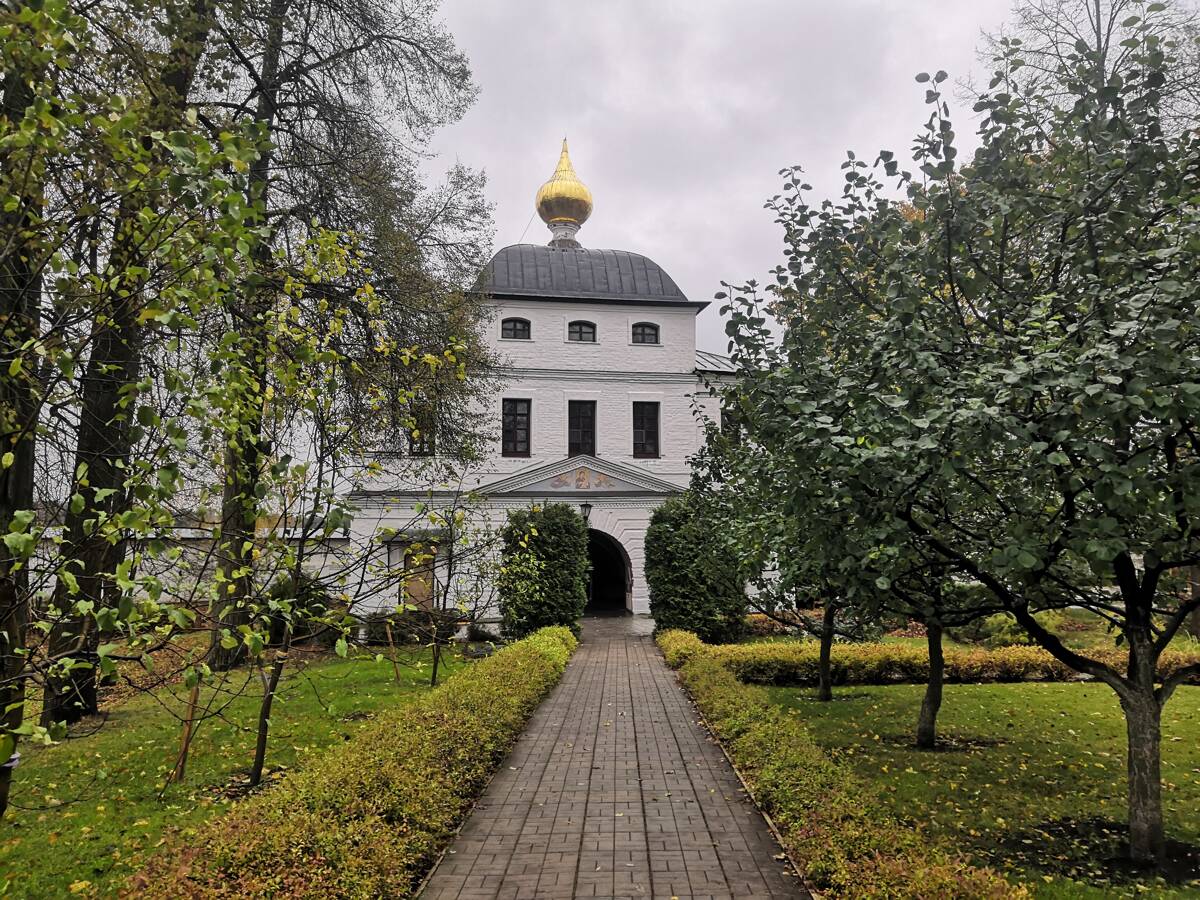 Троицкий Стефано-Махрищский женский монастырь. Церковь Сергия Радонежского, Махра (Александровский район, Владимирская область). общий вид в ландшафте, Вид с запада