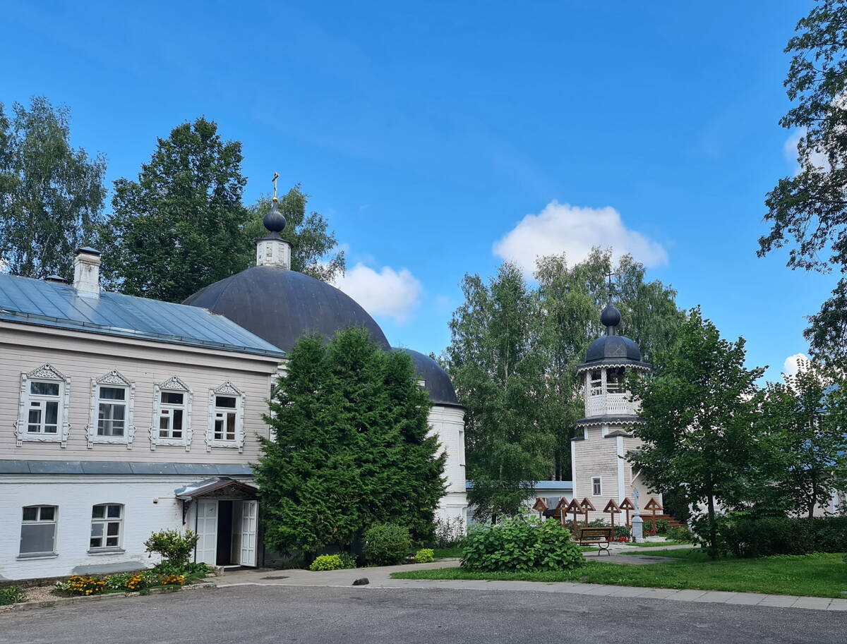 Троицкий Стефано-Махрищский женский монастырь. Церковь Петра и Павла, Махра (Александровский район, Владимирская область). общий вид в ландшафте, Вид с юго-запада