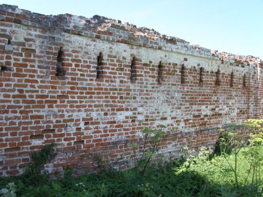 Владимирская Заоникиева пустынь, Лучниково (Вологодский район, Вологодская область). дополнительная информация, Западная стена монастырской ограды