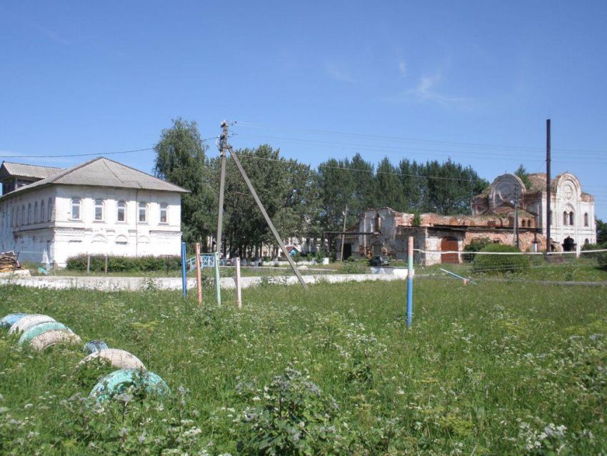 Владимирская Заоникиева пустынь, Лучниково (Вологодский район, Вологодская область). общий вид в ландшафте, Вид с юго-запада: слева - монастырская гостиница, справа - Владимирский собор.