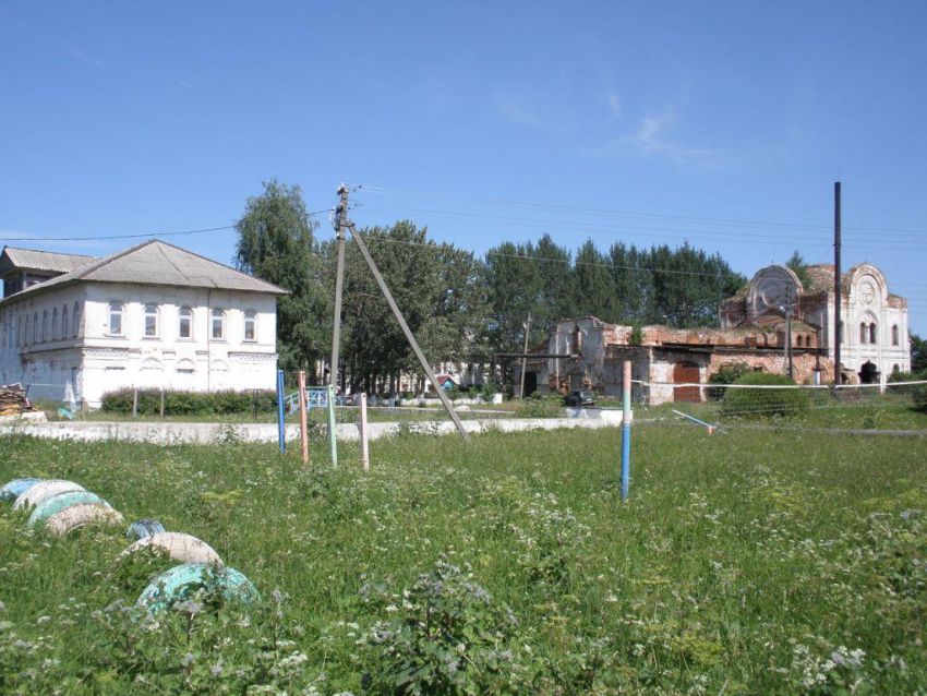 Лучниково. Владимирская Заоникиева пустынь. общий вид в ландшафте, Вид с юго-запада: слева - монастырская гостиница, справа - Владимирский собор.