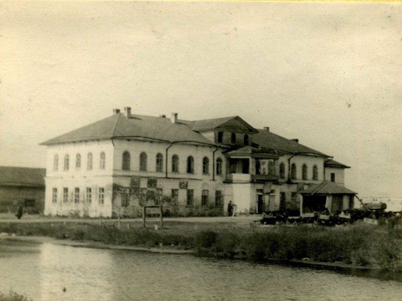 Владимирская Заоникиева пустынь, Лучниково (Вологодский район, Вологодская область). архивная фотография, Корпус братских келий и пруд