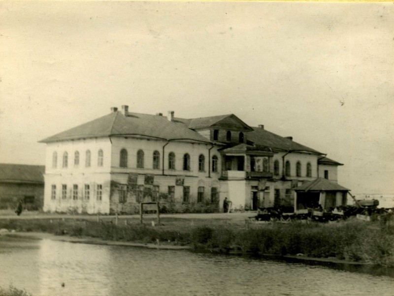 Лучниково. Владимирская Заоникиева пустынь. архивная фотография, Корпус братских келий и пруд