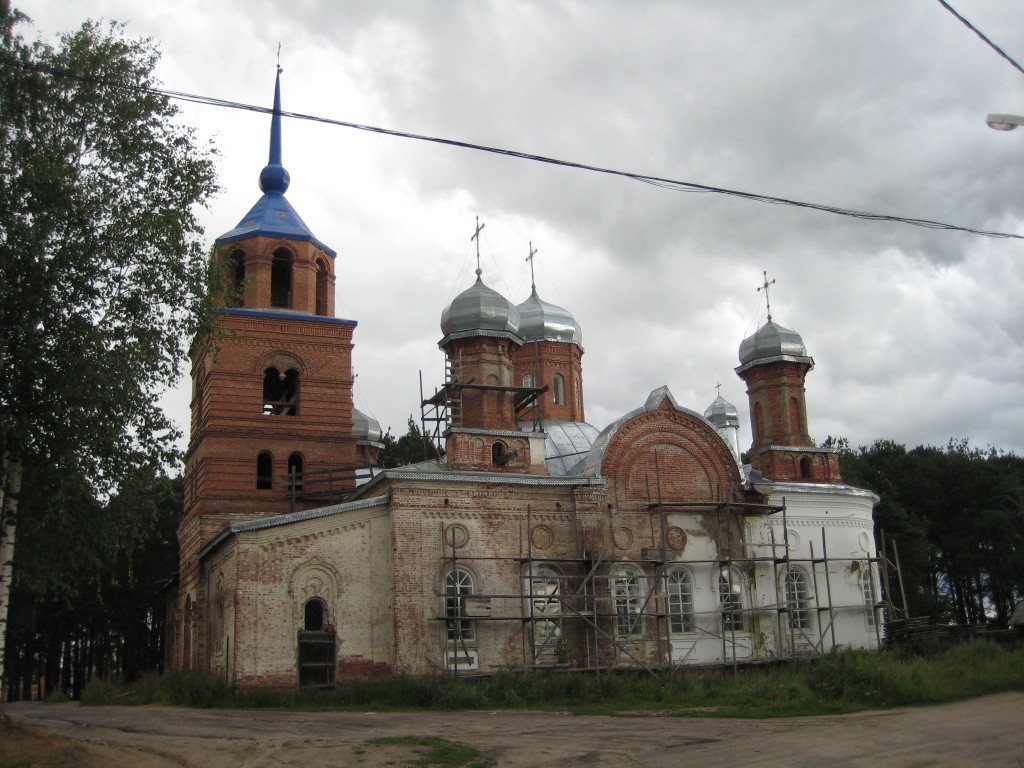 Кичменгский Городок. Церковь Успения Пресвятой Богородицы (каменная). фасады, восстановленная колокольня