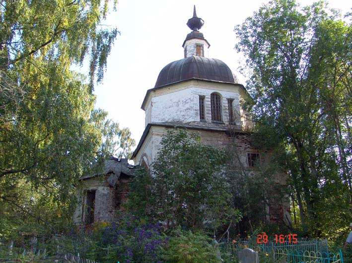 Харчевня. Церковь Покрова Пресвятой Богородицы. общий вид в ландшафте