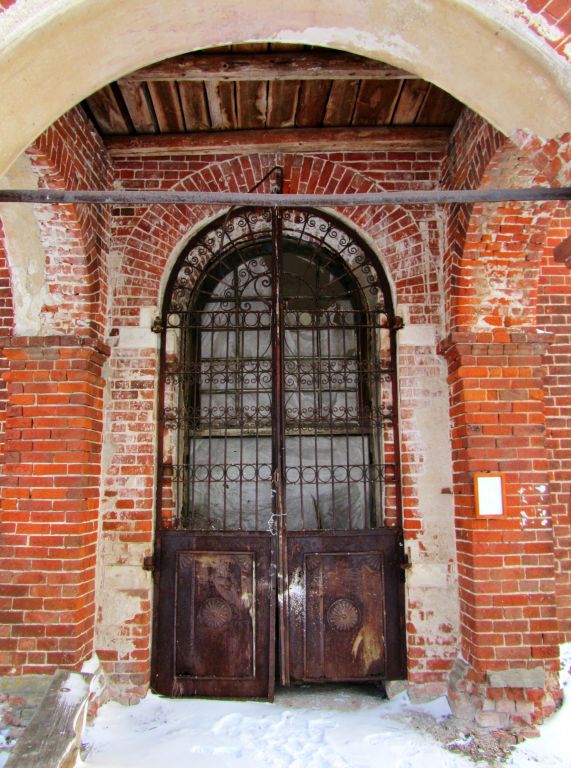 Елизарово. Церковь Троицы Живоначальной. архитектурные детали, западный вход в храм, кованая решетчатая дверь