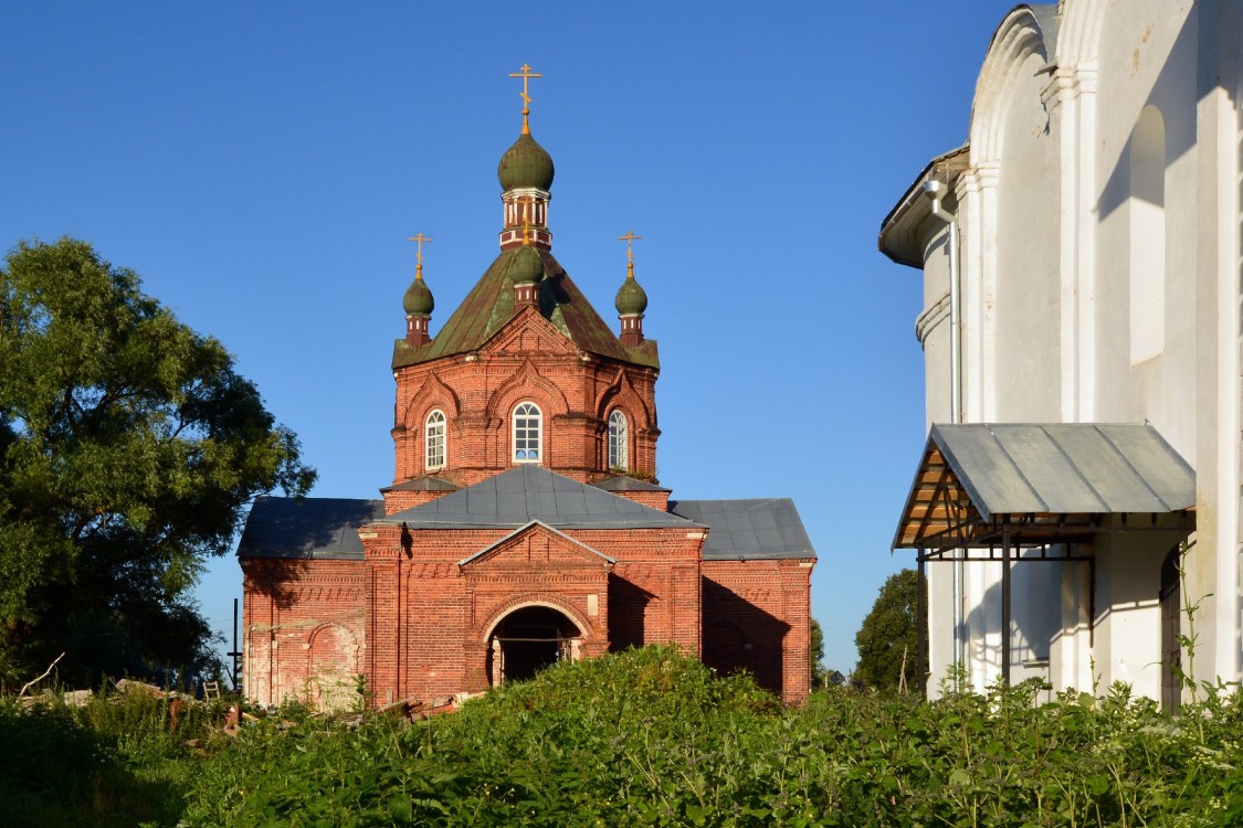 Церковь Троицы Живоначальной, Елизарово (Переславский район и г. Переславль-Залесский, Ярославская область). фасады, Вид на западный фасад Троицкой церкви. Справа северное крыльцо церкви Никиты Великомученика