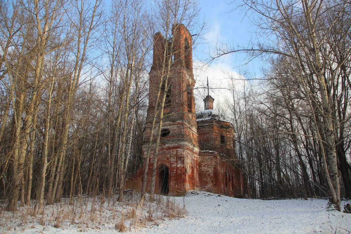 общий вид в ландшафте. Церковь Архангела Михаила и Казанской иконы Божией Матери, Лаврентьев Холм, урочище (Борисоглебский район, Ярославская область)