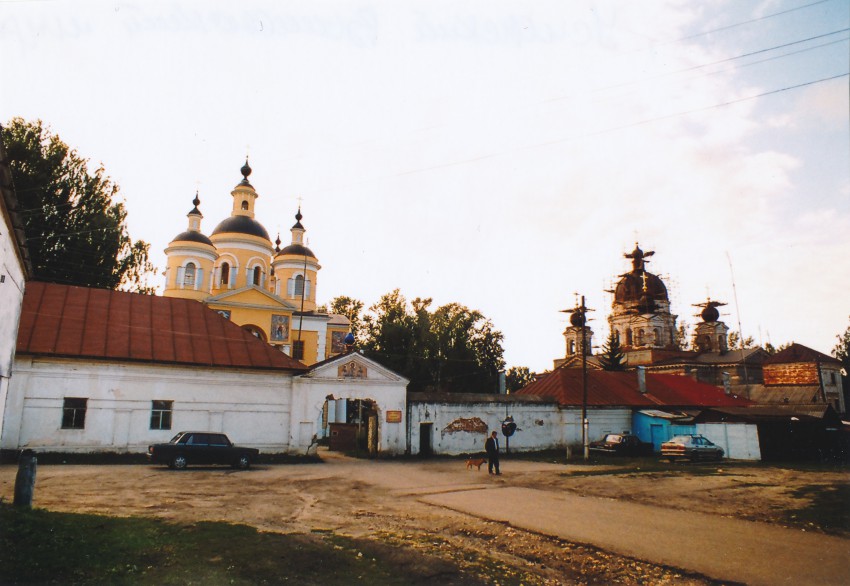 Выша. Успенский Вышенский женский монастырь. общий вид в ландшафте