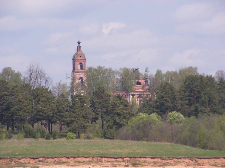 Церковь Спаса Всемилостивого, Спасс (Рыбинский район, Ярославская область). общий вид в ландшафте