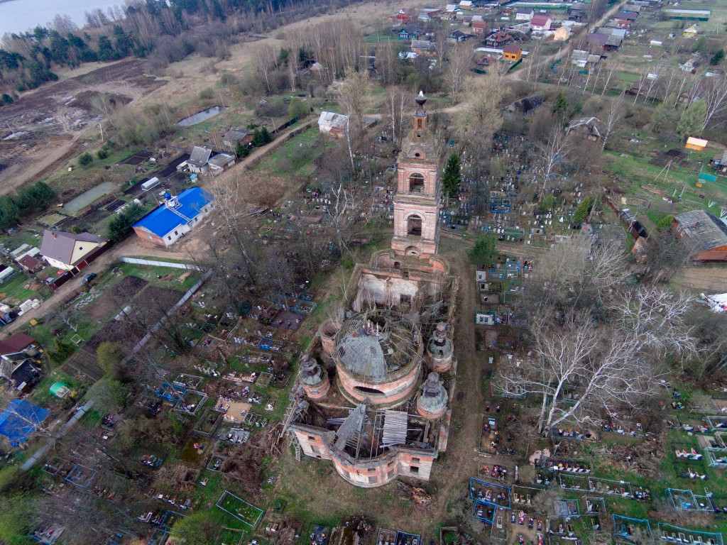 Церковь Спаса Всемилостивого, Спасс (Рыбинский район, Ярославская область). общий вид в ландшафте