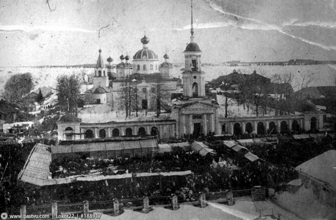 Церковь Рождества Христова, Никольское (Усть-Кубинский район, Вологодская область). архивная фотография, Ансамбль Вознесенской церкви в с. Никольское. Ярмарка. Фото 1912 - 1913 гг.На данный момент сохранилась центральная часть колокольни без башни, которая используется под клуб и Николаевско-Заболотская церковь (возведена в 1799 году), виднеющаяся на заднем плане, с пятью куполами и колокольней. с сайта https://pastvu.com/p/188917 