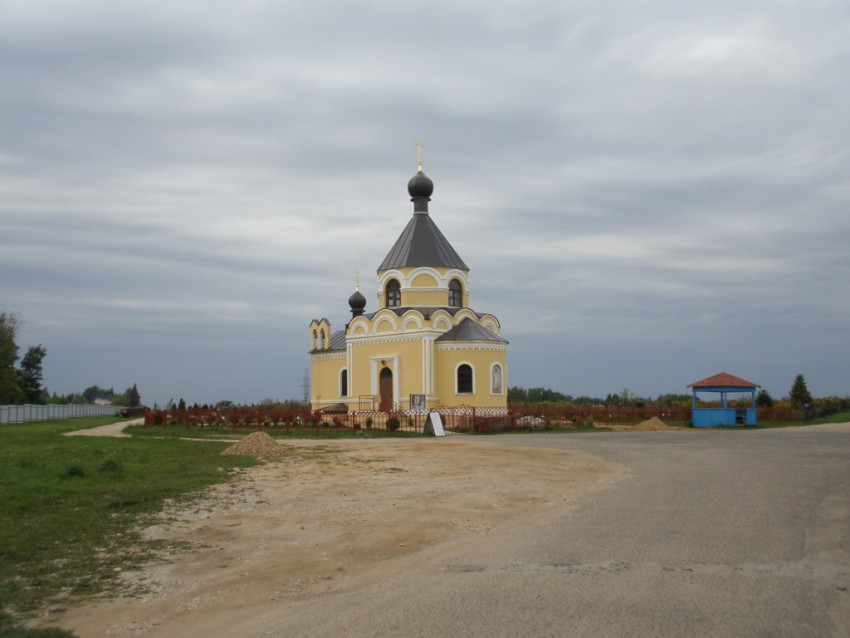 Дмитров. Церковь Всех Святых на новом городском кладбище. общий вид в ландшафте, Вид с юго-востока