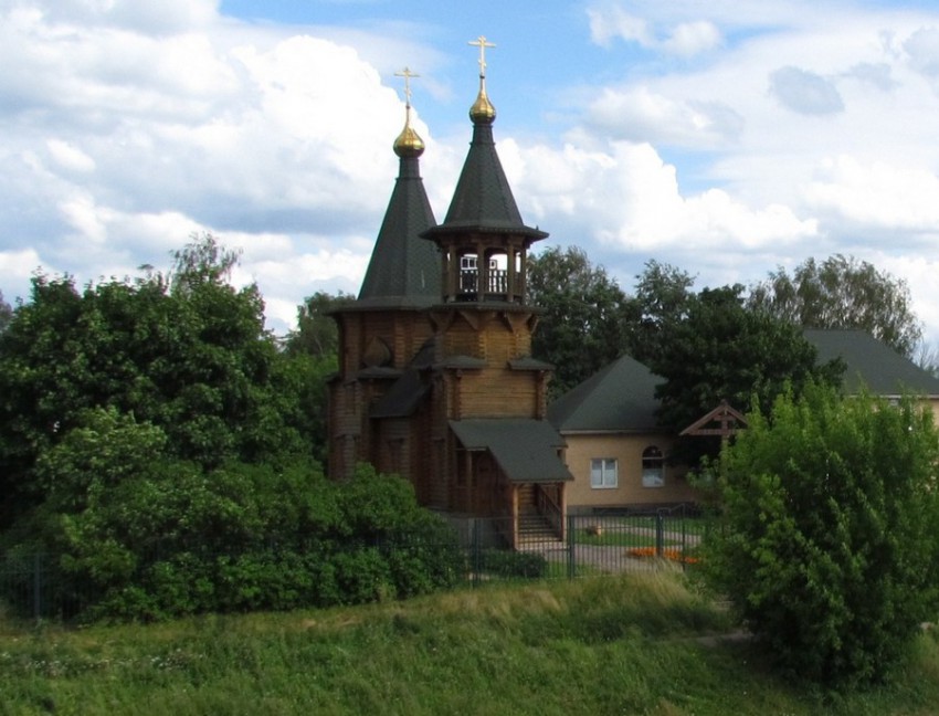 Церковь Успения Пресвятой Богородицы (новая), Витенёво (Мытищинский городской округ и гг. Долгопрудный, Лобня, Московская область). фасады, Вид с канала имени Москвы. Правее колокольни - деревянный крест соловецкой резьбы в память о погибших при сооружении канала