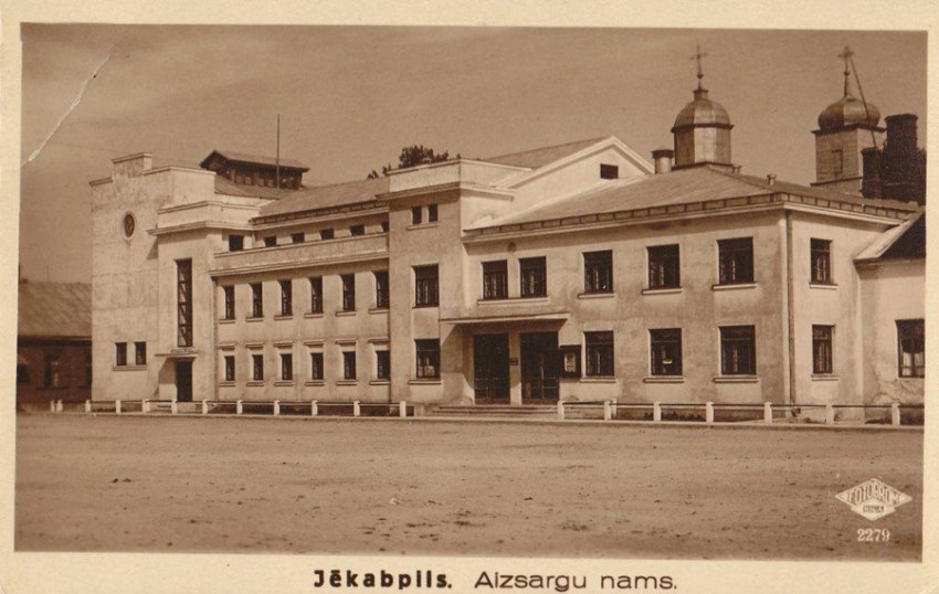 Екабпилс. Церковь Покрова Пресвятой Богородицы. архивная фотография, Купола Покровской церкви видны за застройкой площади. источник : http://darriuss.livejournal.com/726110.html