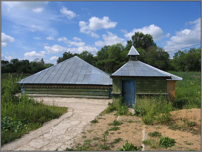 Часовня Параскевы Пятницы, Баскаково (Гагаринский район, Смоленская область). дополнительная информация, Источник с купальней