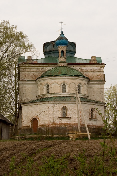 Церковь Воскресения Христова, Торошковичи (Лужский район, Ленинградская область). общий вид в ландшафте, Вид на алтарную часть с шоссе
