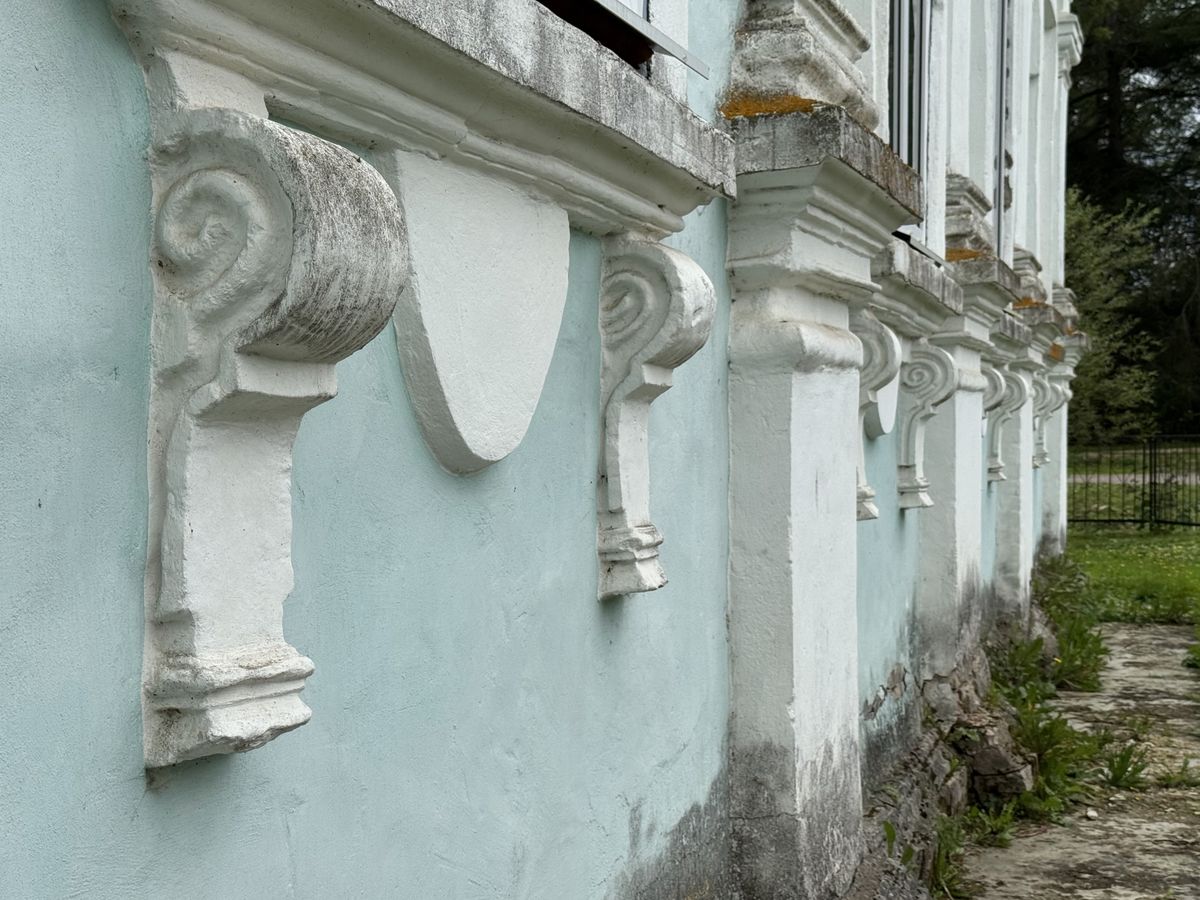 Декор северного фасада, архитектурные детали. Церковь Всемилостного Спаса, Тёсово (Новодугинский район, Смоленская область)