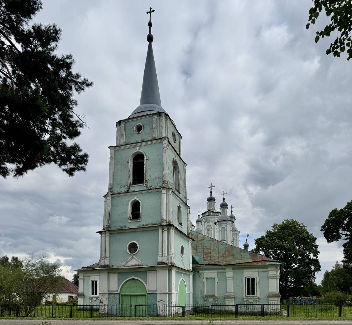 Вид с запада, фасады. Церковь Всемилостного Спаса, Тёсово (Новодугинский район, Смоленская область)