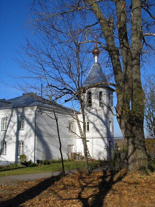 Скорбященский монастырь. Церковь Екатерины, Хмелёво (Киржачский район, Владимирская область). фасады, Сестринский корпус с домовой церковью вмч. Екатерины. Колокольня пристроена в 2005г.