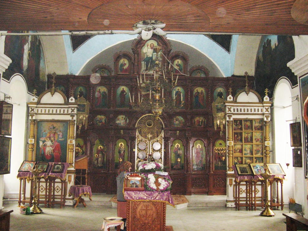 Церковь Воздвижения Креста Господня, Алатырь (Алатырский район и г. Алатырь, Республика Чувашия). интерьер и убранство, Убранство и интерьер храма с фрагментом главного иконостаса