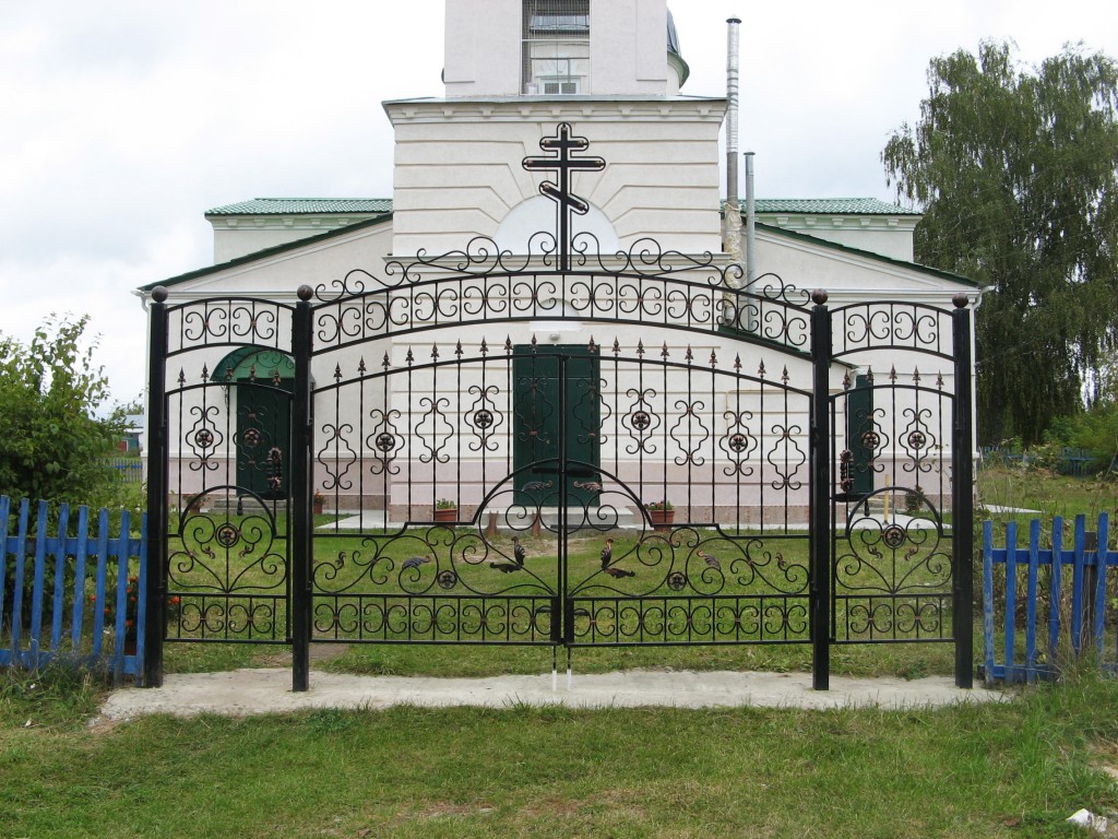 Церковь Преображения Господня, Кудеиха (Порецкий район, Республика Чувашия). фасады, Западный фасад церкви  через главные врата церковной территории 