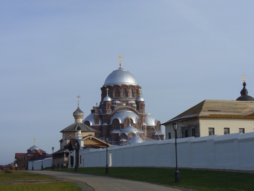 Свияжск. Иоанно-Предтеченский монастырь. фасады, Общий вид на монастырь со стороны Конного двора.