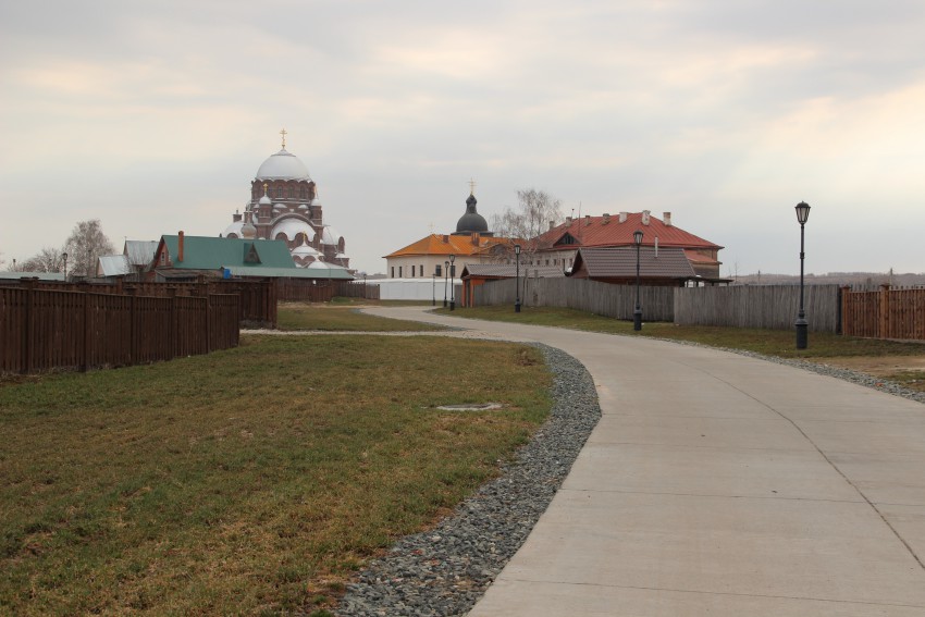 Иоанно-Предтеченский монастырь, Свияжск (Зеленодольский район, Республика Татарстан). дополнительная информация, Вид с Троицкой улицы от хозяйственного двора Успенско-Богородицкого монастыря
