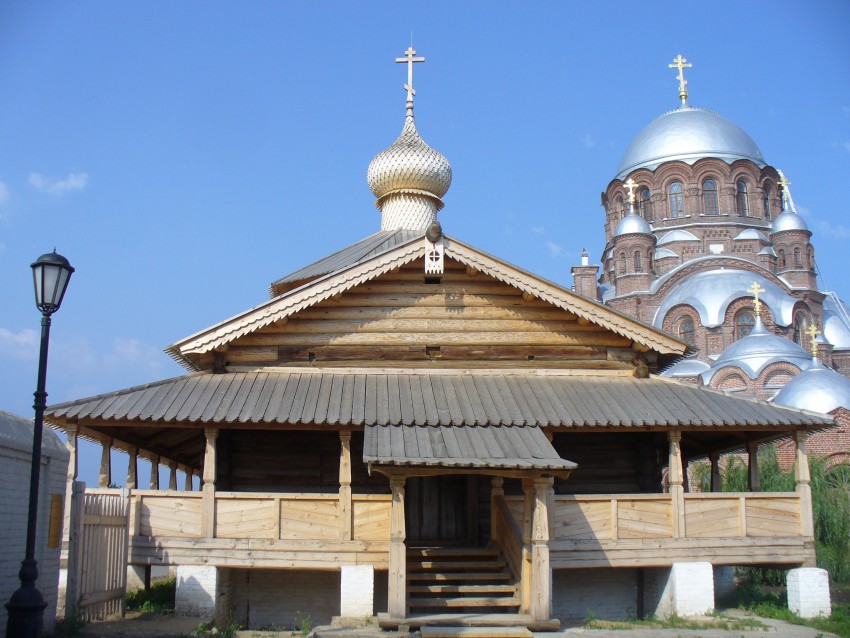 Иоанно-Предтеченский монастырь. Церковь Троицы Живоначальной, Свияжск (Зеленодольский район, Республика Татарстан). фасады, На заднем плане Скорбященский собор