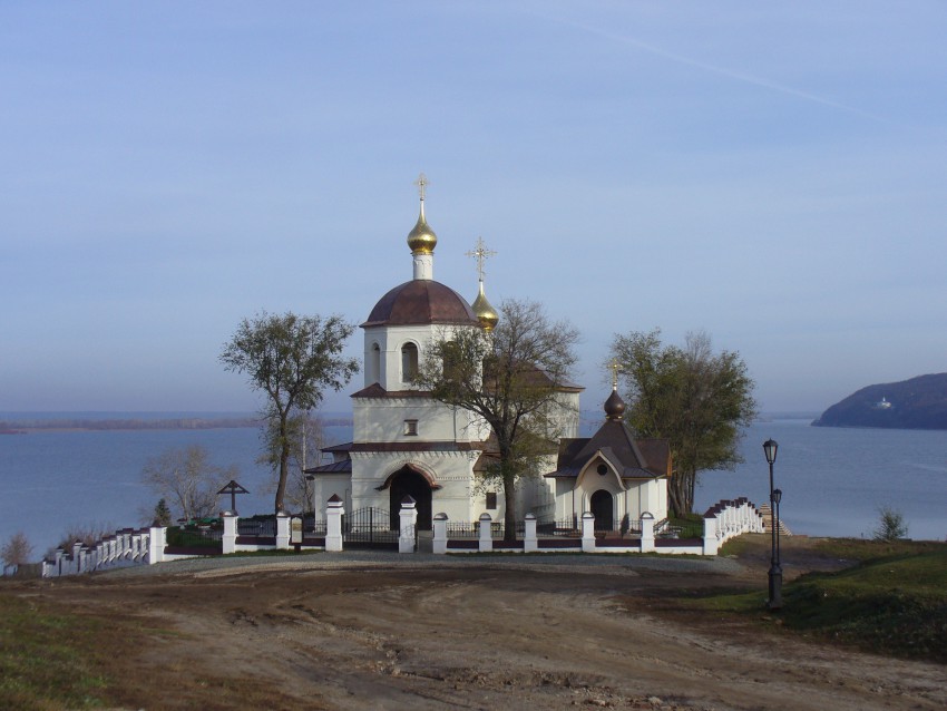 Церковь Константина и Елены, Свияжск (Зеленодольский район, Республика Татарстан). фасады, Справа на дальнем плане на другом берегу Свияги - Макарьевский монастырь.