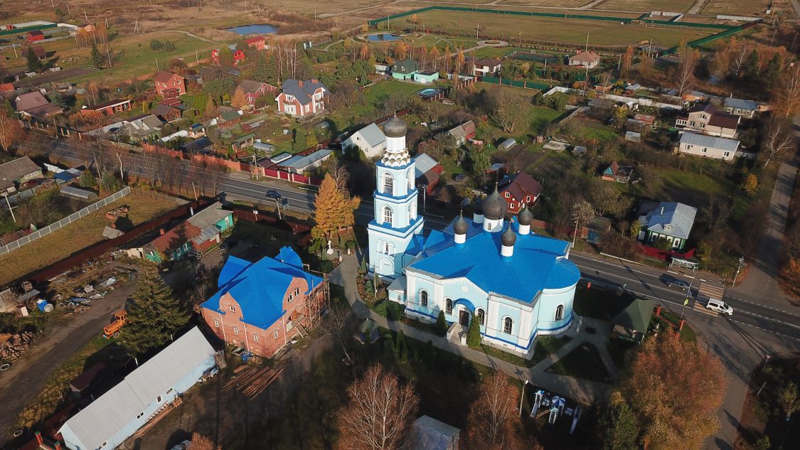 Церковь Покрова Пресвятой Богородицы, Карпово (Раменский район и гг. Бронницы, Жуковский, Московская область). общий вид в ландшафте