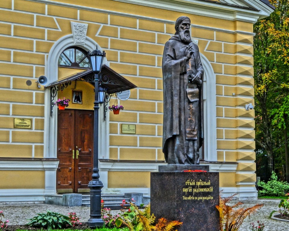 Церковь Сергия Радонежского в Царском Селе, Пушкин (София) (Санкт-Петербург, Пушкинский район, г. Санкт-Петербург). дополнительная информация, перед входом в музей гвардейских стрелковых полков Российской императорской армии