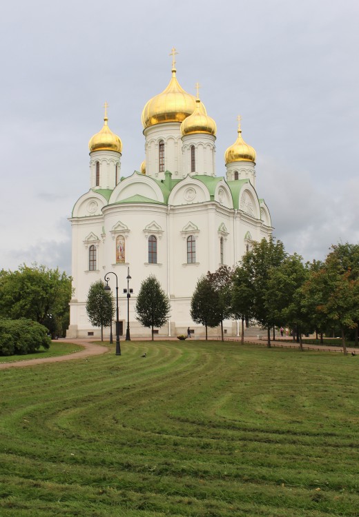 Собор Екатерины в Царском Селе (новый), Пушкин (Царское Село) (Санкт-Петербург, Пушкинский район, г. Санкт-Петербург). общий вид в ландшафте, Вид с северо-востока (пересечение Оранжерейной и Пушкинской ул.)