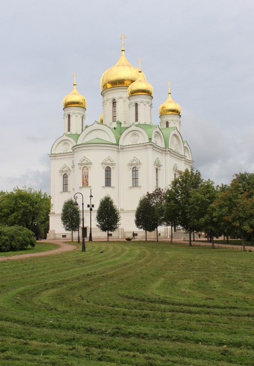 Пушкин (Царское Село). Собор Екатерины в Царском Селе (новый). общий вид в ландшафте, Вид с северо-востока (пересечение Оранжерейной и Пушкинской ул.)