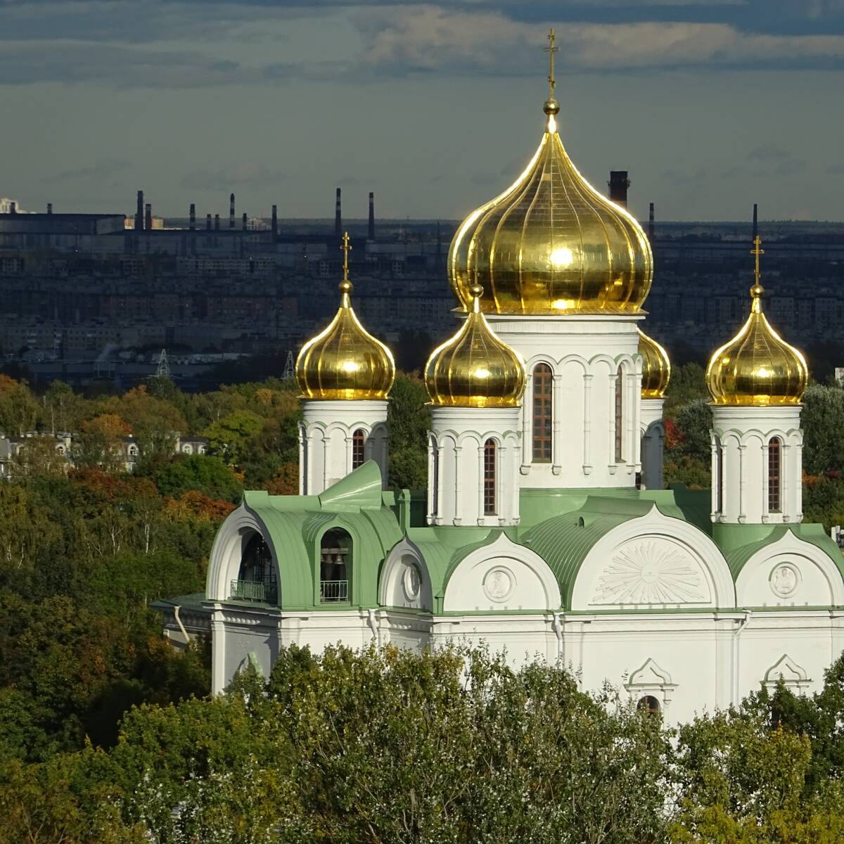 Собор Екатерины в Царском Селе (новый), Пушкин (Царское Село) (Санкт-Петербург, Пушкинский район, г. Санкт-Петербург). общий вид в ландшафте, Собор Екатерины в Царском Селе (новый).
Вид со смотровой площадки Певческой башни.