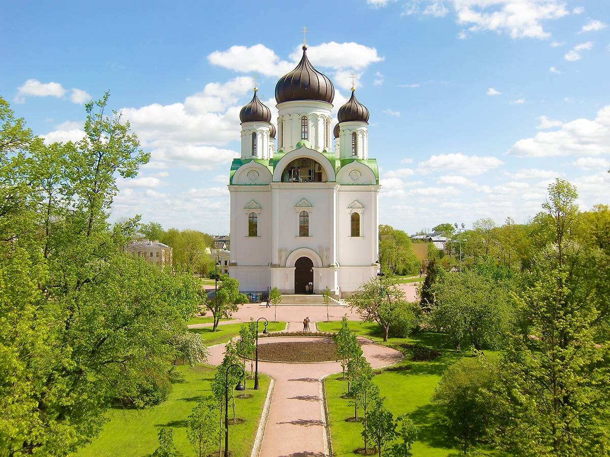 Вид на собор из окна музея. Фото автора., фасады. Собор Екатерины в Царском Селе (новый), Пушкин (Царское Село) (Санкт-Петербург, Пушкинский район, г. Санкт-Петербург)