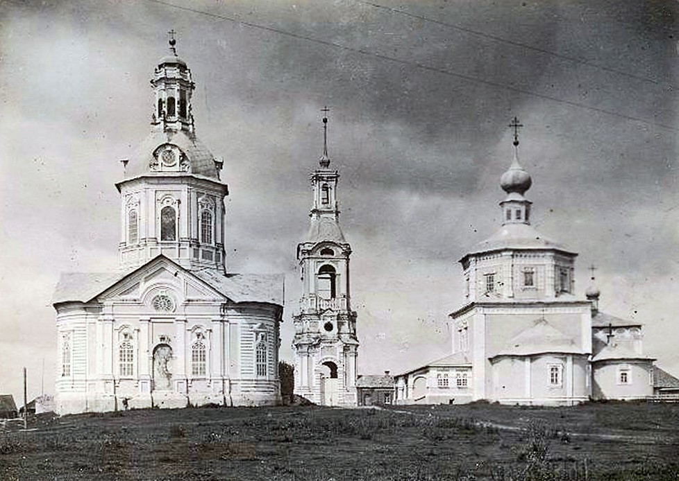 Торопец. Тихоновский женский монастырь. архивная фотография, Слева – Покровский храм 18 века, справа – Никольский храм 17 века