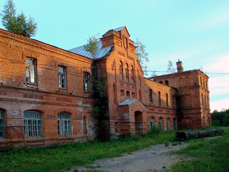 Церковь Гербовецкой иконы Божией Матери, Бабаево (Малоярославецкий район, Калужская область). дополнительная информация, Возле разрушенной церкви находится хорошо сохранившееся здание гурьевской сельскохозяйсвенной школы