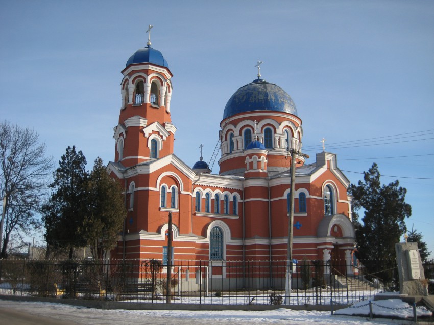 Майский. Церковь Михаила Архангела. общий вид в ландшафте