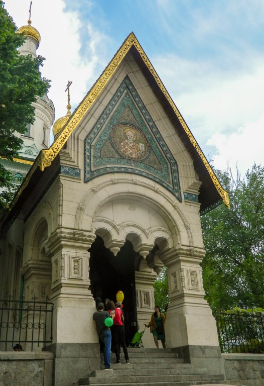 Церковь Николая Чудотворца, София (София, Болгария). архитектурные детали, Крыльцо храма
