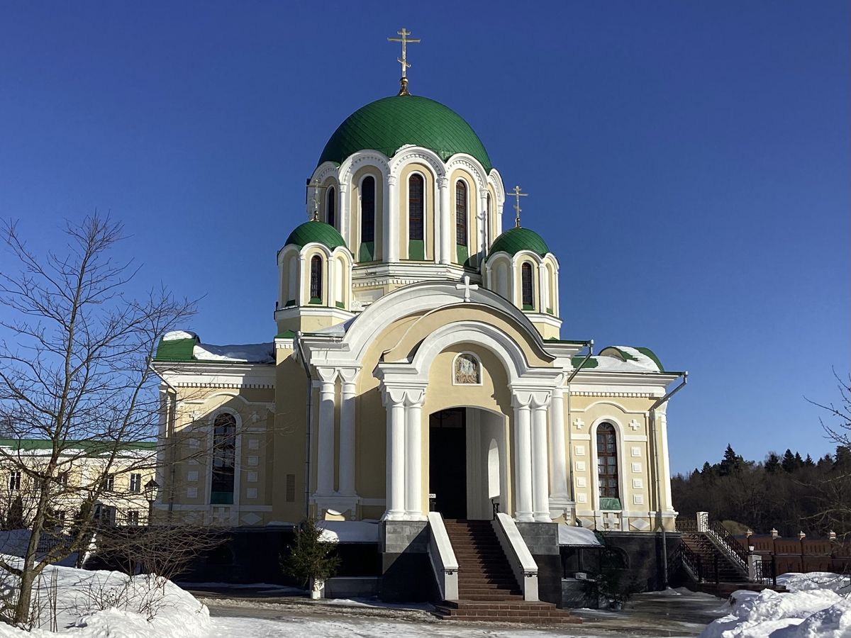 Вид с запада, фасады. Тихонова пустынь. Собор Преображения Господня (новый), Льва Толстого, село (Дзержинский район, Калужская область)