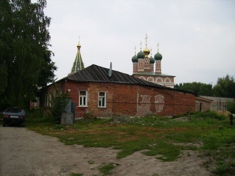 Церковь Входа Господня в Иерусалим, Рязань (Рязань, город, Рязанская область). дополнительная информация, На  переднем  плане  дом  причта