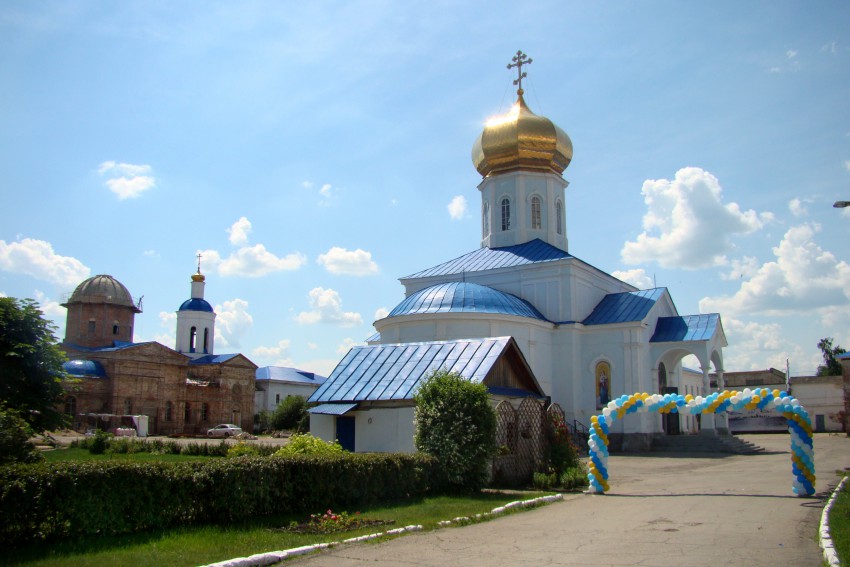 Вознесенский мужской монастырь, Сызрань (Сызрань, город, Самарская область). фасады, В честь грядущего праздника при входе - арка из шариков
