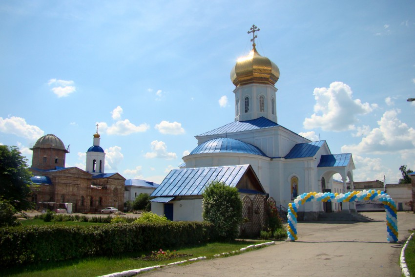 Сызрань. Вознесенский мужской монастырь. фасады, В честь грядущего праздника при входе - арка из шариков