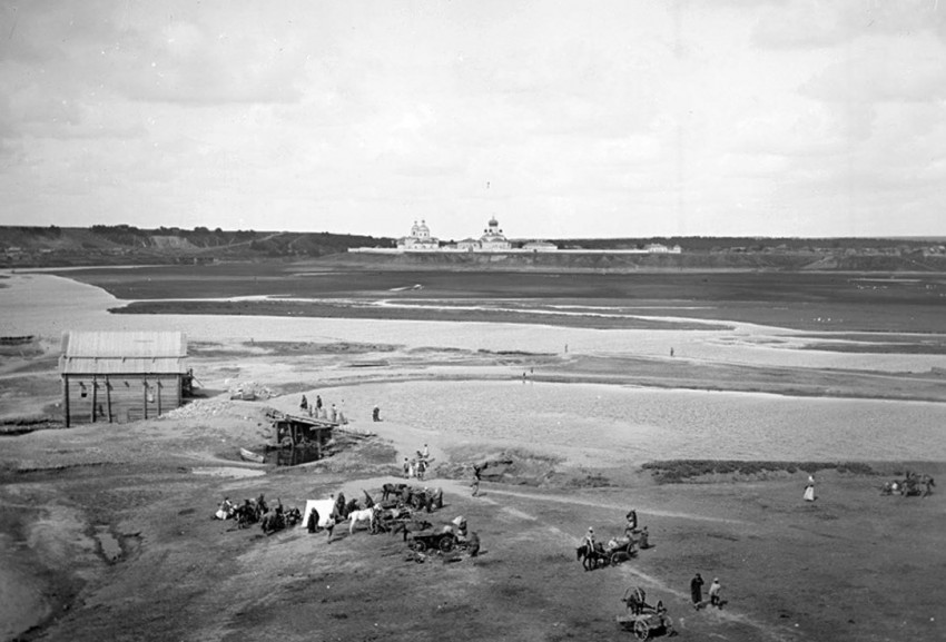 Сызрань. Вознесенский мужской монастырь. архивная фотография, Вид монастыря из-за Волги. Фотография начала 1900-х годов, источник - страница http://humus.livejournal.com/3466264 