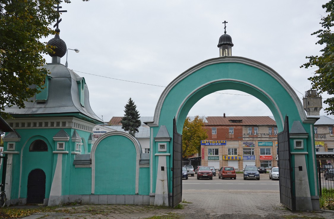 Часовня Георгия Победоносца, Старая Купавна (Богородский городской округ, Московская область). дополнительная информация, вид на часовню и церковные ворота со стороны церковной территории