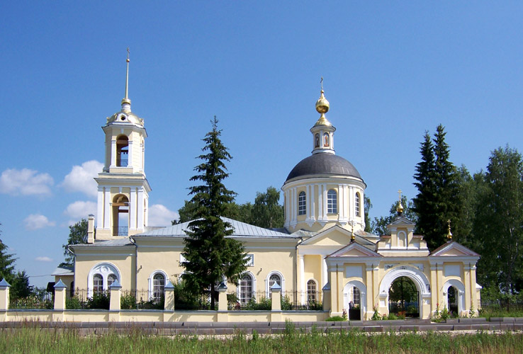 Обухово. Церковь Петра и Павла. общий вид в ландшафте